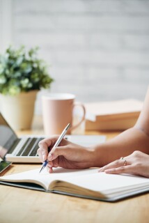 Docent geeft feedback tijdens online schrijfcursus