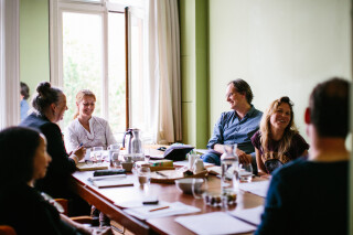 Janneke geeft schrijfles aan een groep gevorderde schrijvers in Amsterdam.