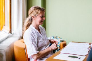 Docent Janneke Jonkman tijdens de topklas voor gevorderde schrijvers.